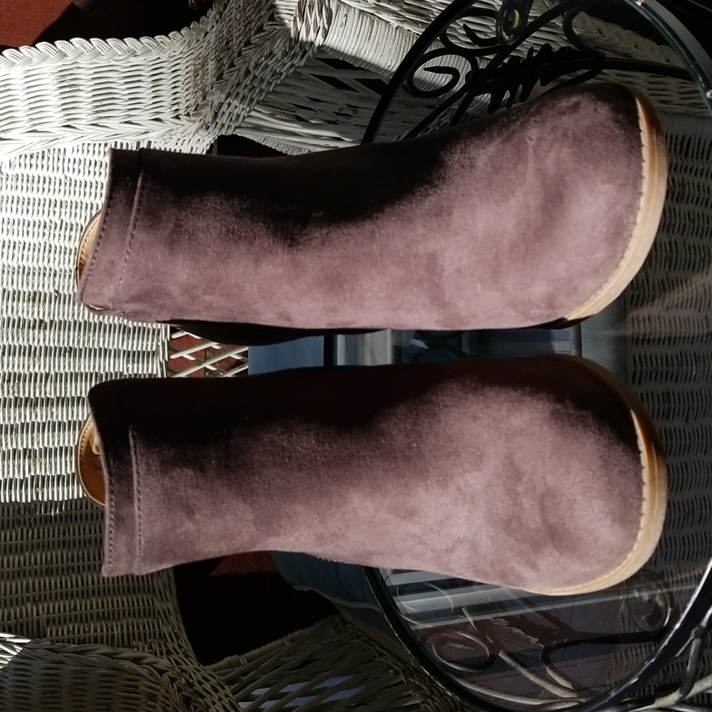 Cute pair of bootie!